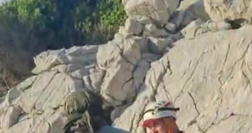 Muğla’nın Datça ilçesinde Karya Yolu mevkiindeki kayalıklarda mahsur kalan iki