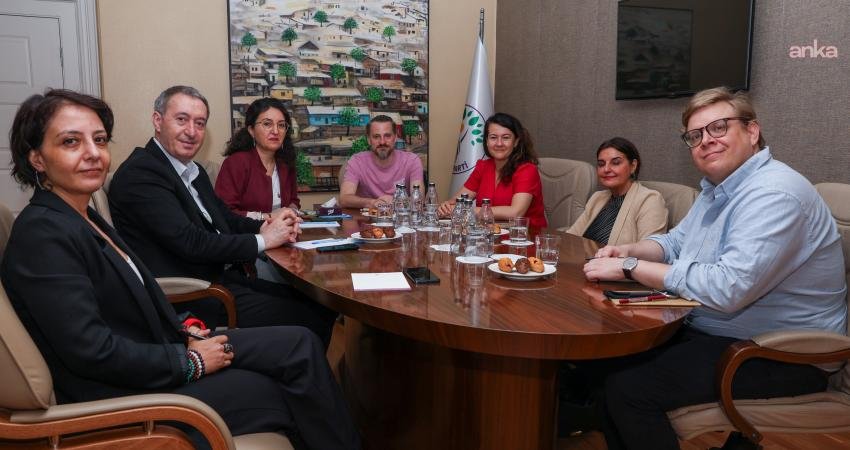 DEM Parti, Avrupa Yeşiller Partisi Eş Başkanı Vula Tsetsi Paraskevi ile bir araya geldi Avrupa Yeşiller Partisi Eş Başkanı Vula Tsetsi Paraskevi ile beraberindeki