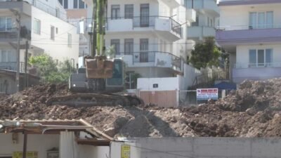 İzmir Büyükşehir Belediyesi’nin Dikili’de yapımını sürdürdüğü yeni itfaiye hizmet binasında