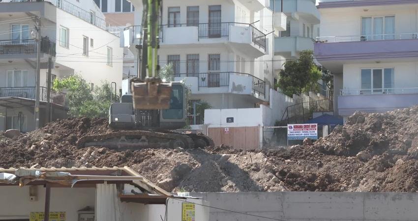 İzmir Büyükşehir Belediyesi’nin Dikili’de yapımını sürdürdüğü yeni itfaiye hizmet binasında
