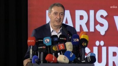 Diyarbakır’da düzenlenen Toplumsal Barış ve Özgürlük Forumu’nda konuşan DEM Parti