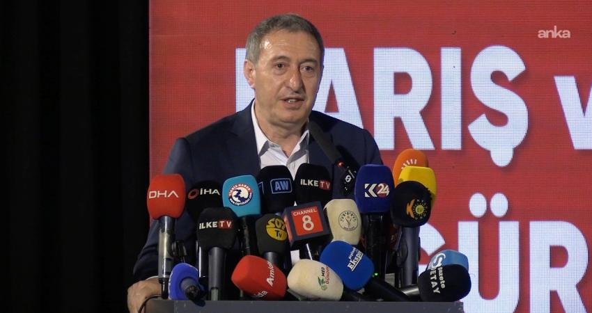 Diyarbakır’da düzenlenen Toplumsal Barış ve Özgürlük Forumu’nda konuşan DEM Parti
