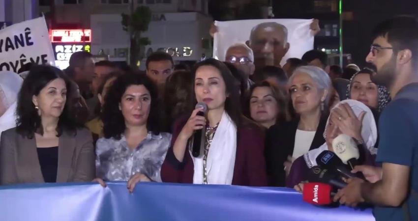 Diyarbakır’da “Barış İçin Adım At” yürüyüşü… Tülay Hatimoğulları: “Süreçte bazı tıkanmaların yaşandığını bütün Türkiye halkı fark etmiş durumda” DEM Parti Eş Genel Başkanı Tülay Hatimoğulları, partisince Diyarbakır’da düzenlenen