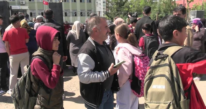 Diyarbakır’da bir çocuğun, Şehit Mehmet Karaaslan İmam Hatip Ortaokulu yakınlarında