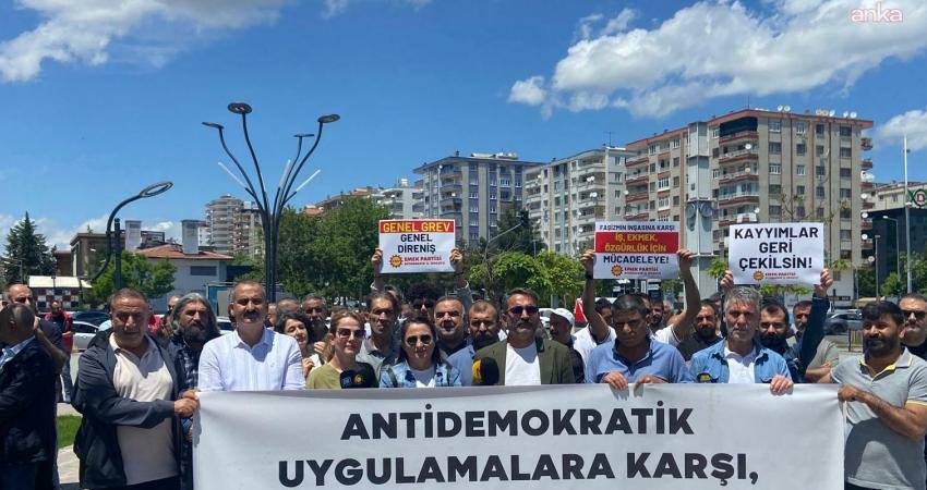 Diyarbakır’daki STK’lardan açıklama: “Bugün CHP’ye yönelen kayyum saldırısı karşısında susup izleyici kalamayız” CHP Genel Merkezi’ne yapılan müdahaleye ilişkin Diyarbakır’daki sivil toplum kuruluşları