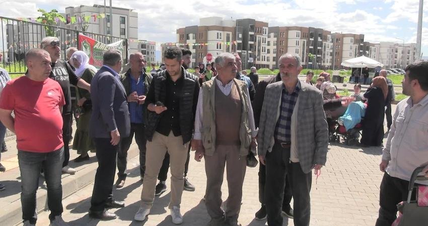 Diyarbakır’daki Oğlaklı TOKİ konutlarında yaşayan hak sahipleri, 250 Bin Sosyal