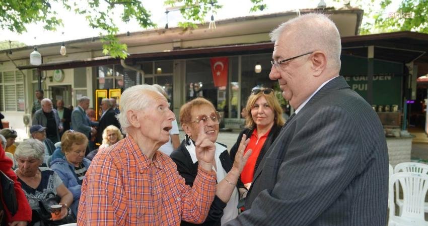 Edremit Belediye Başkanı Mehmet Ertaş, halk buluşmaları kapsamında mahalle ziyaretlerini