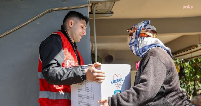 Efeler Belediyesi'nin evde bakımdan giyim desteğine, gıda yardımından eşya teminine
