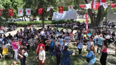 Efeler Belediyesi'nin Anneler Günü Şenliği, yüzlerce vatandaşın katılımıyla Pınarbaşı Mesire