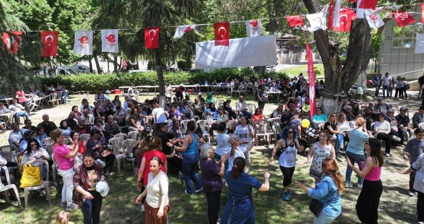 Efeler Belediyesi'nin Anneler Günü Şenliği, yüzlerce vatandaşın katılımıyla Pınarbaşı Mesire