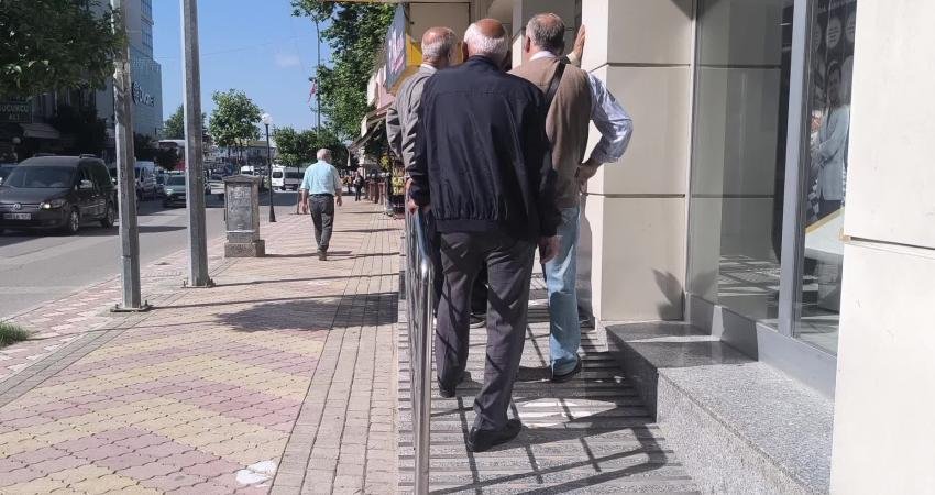 Osmaniye'nin Kadirli ilçesinde emekliler 4 bin lira bayram ikramiyesinin yetersiz