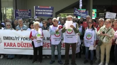 Tüm Emeklilerin Sendikası'nın çağrısıyla Kadıköy Söğütlüçeşme'de bir araya gelen emekliler