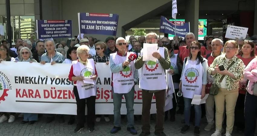 Tüm Emeklilerin Sendikası'nın çağrısıyla Kadıköy Söğütlüçeşme'de bir araya gelen emekliler