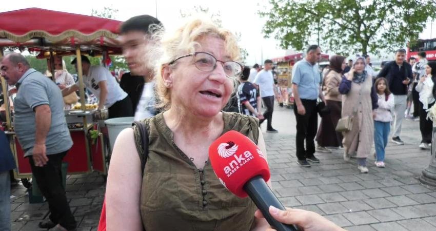 Eminönü doldu taştı ama krizin gölgesinde bayram hüzünlü geçiyor: “Çikolata dahi alamadım… Adı bayram. Bayram diye bir şey kalmadı. Sadece ekonomik değil, psikolojik de yıkık insanlar” Bazı vatandaşların bir kuru simitle ve ücretsiz ulaşımla bedava bayram