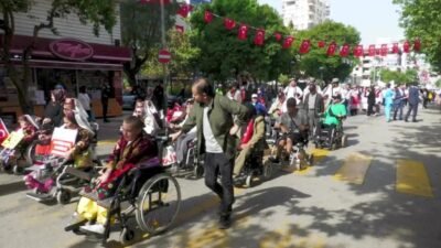 Manisa’da 10-16 Mayıs Engelliler Haftası, “Engelsiz Manisa” sloganıyla düzenlenen kortej
