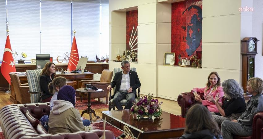 Eşitlik İçin Kadın Platformu (EŞİK) temsilcileri, CHP Genel Başkanı Özgür