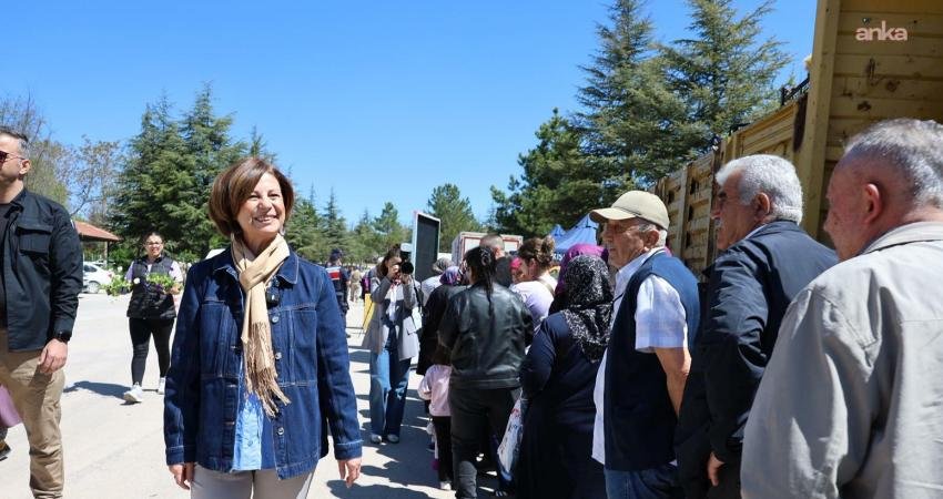 Eskişehir Büyükşehir Belediye Başkanı Ünlüce, Asri Mezarlık’ta vatandaşlarla buluştu Eskişehir Büyükşehir Belediyesi, Kurban Bayramı arifesinde vatandaşları yalnız bırakmadı. Şehir