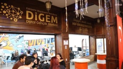Eskişehir Büyükşehir Belediyesi bünyesinde faaliyet gösteren Dijital Gençlik Merkezi, teknoloji