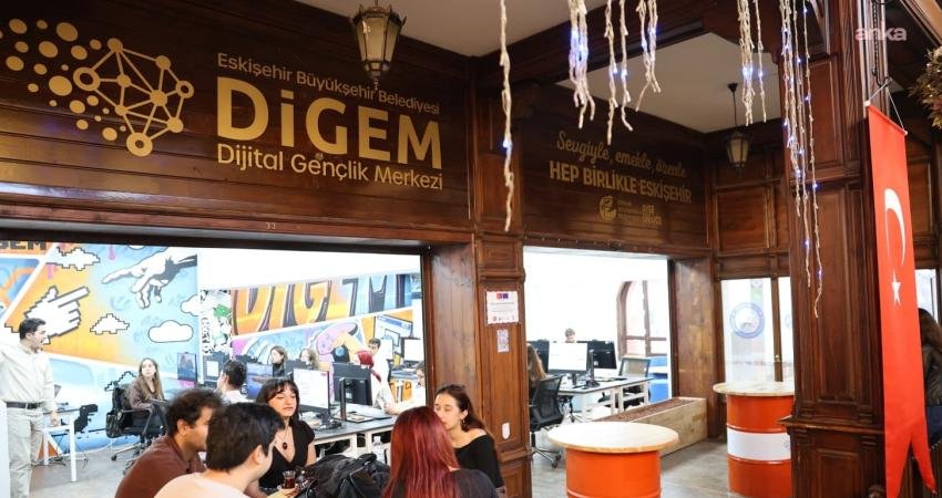 Eskişehir Büyükşehir Belediyesi bünyesinde faaliyet gösteren Dijital Gençlik Merkezi, teknoloji