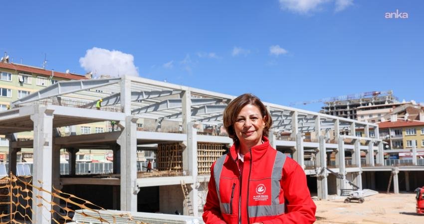 Eskişehir Büyükşehir Belediye Başkanı Ayşe Ünlüce, Kurtuluş Mahallesi’nde yapımı devam