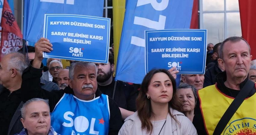 Eskişehir Emek ve Demokrasi Platformu’nun çağrısıyla Eskişehir Büyükşehir Belediyesi önünde