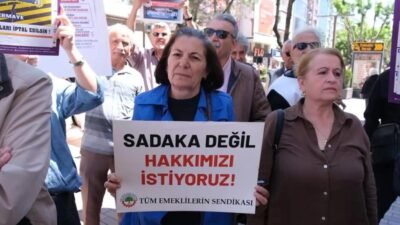 Eskişehir Hamamyolu Caddesi’nde bir araya gelen emekliler, bayram ikramiyesinin 30