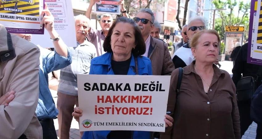 Eskişehir Hamamyolu Caddesi’nde bir araya gelen emekliler, bayram ikramiyesinin 30