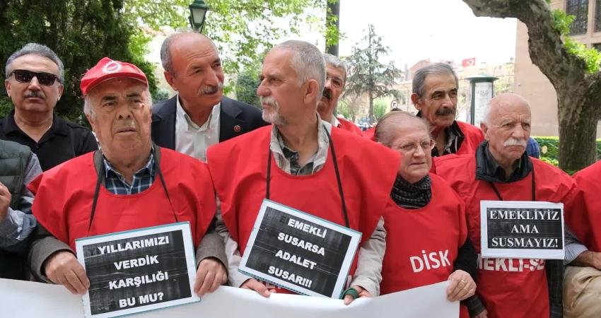 DİSK’e bağlı DEV Emekli-Sen Eskişehir Şubesi üyeleri, emeklilerin yoksulluk ve