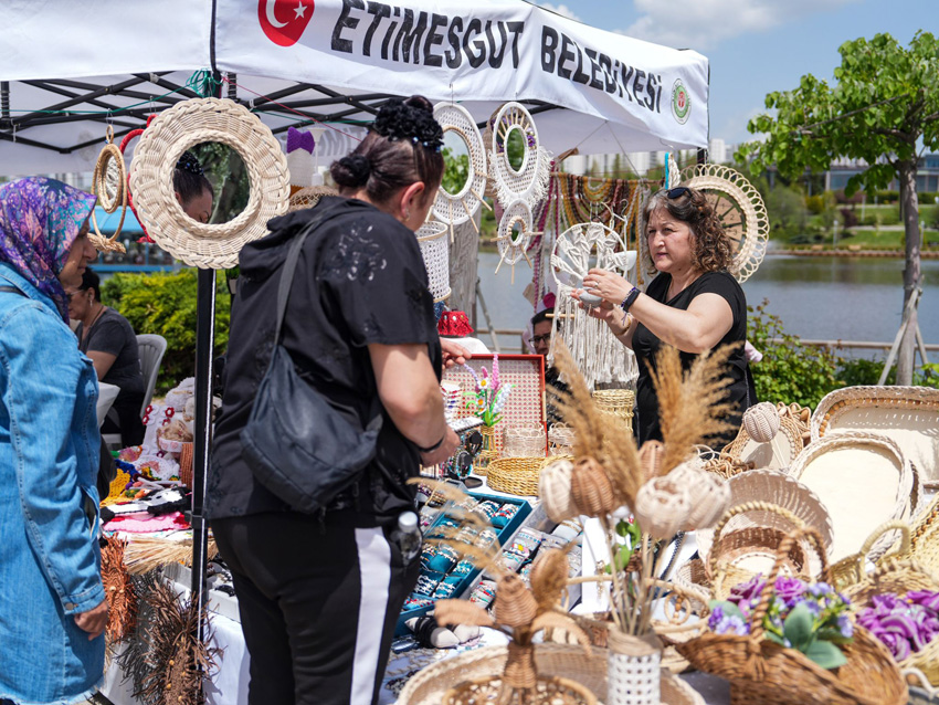 Etimesgut Belediyesi’nden kadın girişimciliğine destek Etimesgut Belediyesi tarafından düzenlenen 12. Kadın Emeği Pazarı, Göksu Parkı’nda