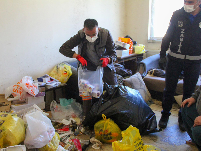Etimesgut’ta halk sağlığını tehdit eden eve müdahale Etimesgut Belediyesi, vatandaşlardan gelen şikayetler üzerine 30 Ağustos Mahallesi’nde çevre