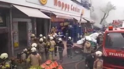 Fatih'te 7 katlı bir binanın giriş katında çıkan yangın sonucu,