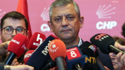 CHP Genel Başkanı Özgür Özel,  "Oturur arkadaşlarımız ve hızlı