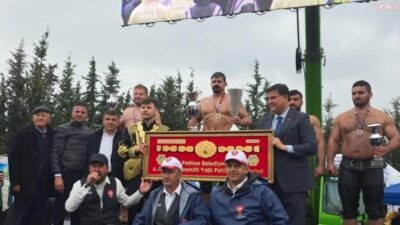 Muğla Fethiye’de düzenlenen 4. Mustafa Kiremitli Yağlı Güreşleri’nde başpehlivanlığı finalde