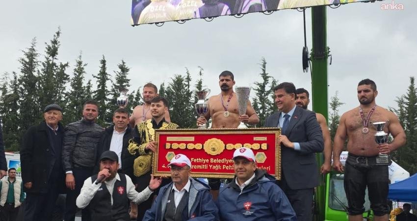 Muğla Fethiye’de düzenlenen 4. Mustafa Kiremitli Yağlı Güreşleri’nde başpehlivanlığı finalde