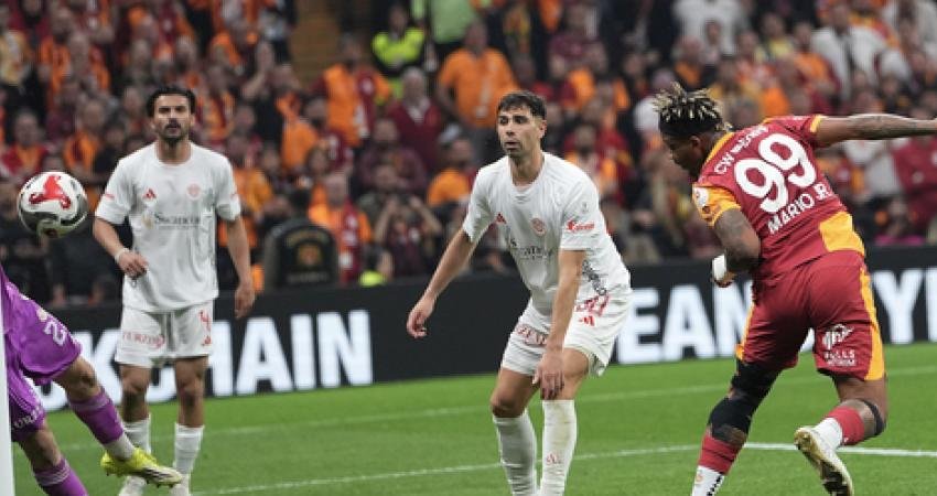 Trendyol Süper Lig’in 33. haftasında Antalyaspor’u 4-2 mağlup eden Galatasaray,