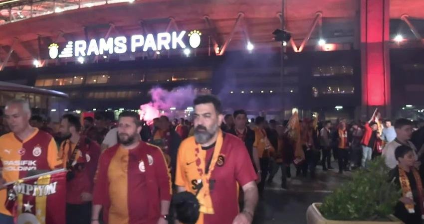 Galatasaray'ın 26. kez şampiyonluğunu ilan etmesinin ardından Seyrantepe'de stad çevresi,