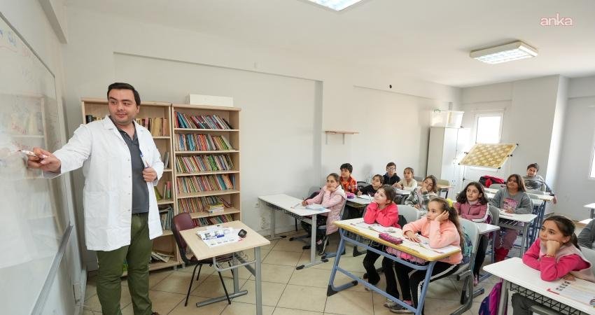 Gaziemir Belediyesi’nin ücretsiz eğitim hizmeti sunduğu Destek Eğitim Kursu’nun ortaokul