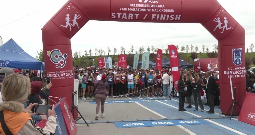 Mansur Yavaş: “Amacımız tam maratonda koşulması” ABB Başkanı Mansur Yavaş, Geleneksel Ankara Yarı Maratonu ve Halk