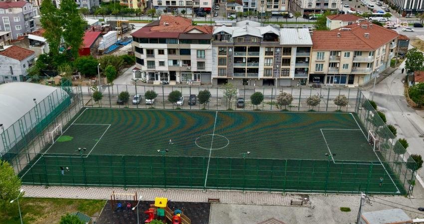 Gemlik Belediyesi, ilçedeki spor alanlarının daha güvenli ve kullanışlı hale