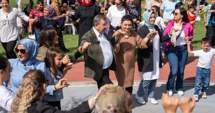 Gölbaşı Belediyesi tarafından Anneler Günü dolayısıyla düzenlenen renkli etkinlikte anneler,