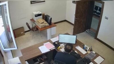 Gördes Belediye Başkanı İbrahim Büke, başkanlık makamının önünde taşkınlık çıkaran