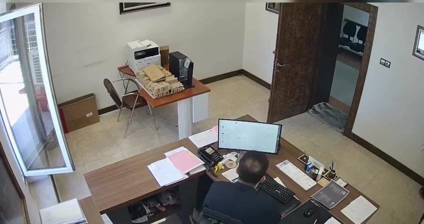 Gördes Belediye Başkanı İbrahim Büke, başkanlık makamının önünde taşkınlık çıkaran