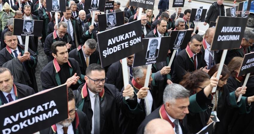 Ankara’da haciz işlemi sırasında avukat Özge Atasayar’ın parmağını kırdığı ve