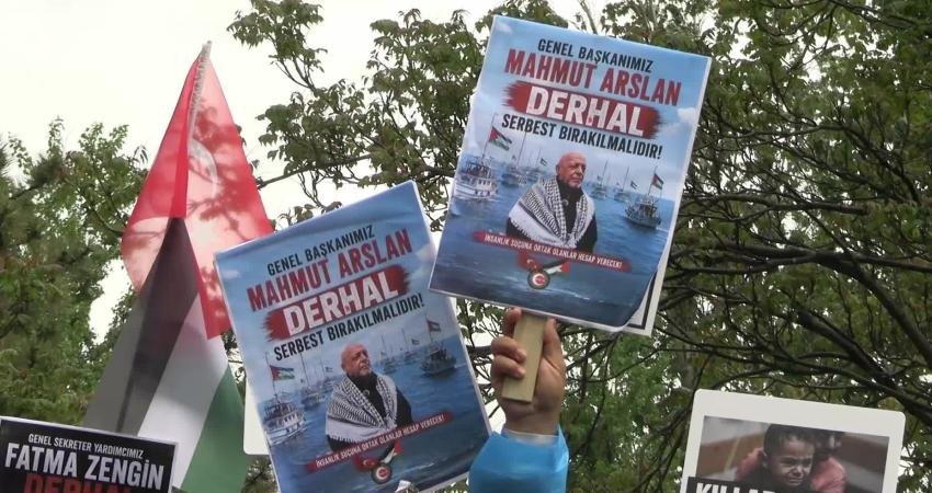 HAK-İŞ’ten İsrail Büyükelçiliği konutu önünde protesto: “Mahmut Arslan ve Fatma Zengin serbest bırakılsın” HAK-İŞ Konfederasyonu, İsrail'in Ankara Büyükelçiliği Konutu önünde düzenlediği eylemde, Küresel