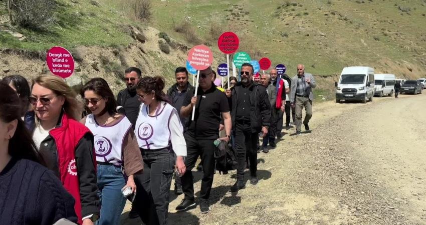 Hakkari–Van ve Şemdinli–Derecik karayollarında yaşanan heyelan ve ulaşım kesintilerine karşı,