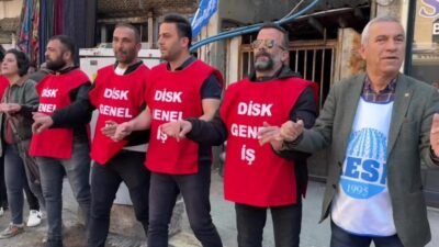  Hakkari'nin Yüksekova ilçesinde 1 Mayıs etkinlikleri kapsamında KESK binası önünde