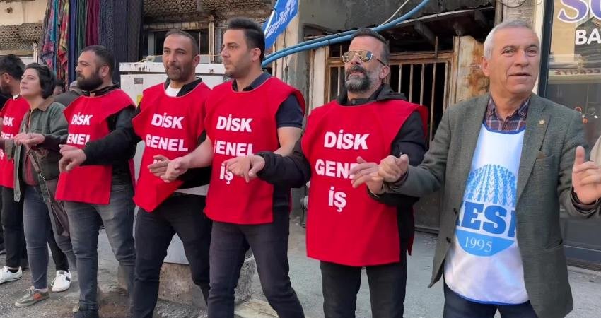  Hakkari'nin Yüksekova ilçesinde 1 Mayıs etkinlikleri kapsamında KESK binası önünde