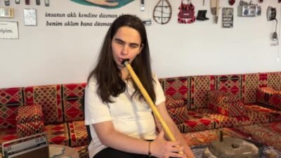 Hakkari’nin Yüksekova ilçesinde yaşayan doğuştan görme engelli 17 yaşındaki Beyza