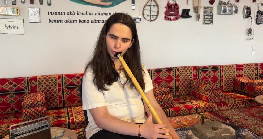 Hakkari’nin Yüksekova ilçesinde yaşayan doğuştan görme engelli 17 yaşındaki Beyza