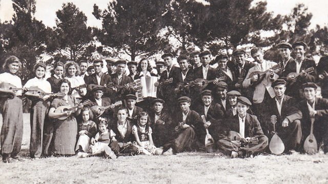 Bir süredir, yeniden, Halkçı Eğitim düşüncesinin örgütlenmesi ve toplumu ve